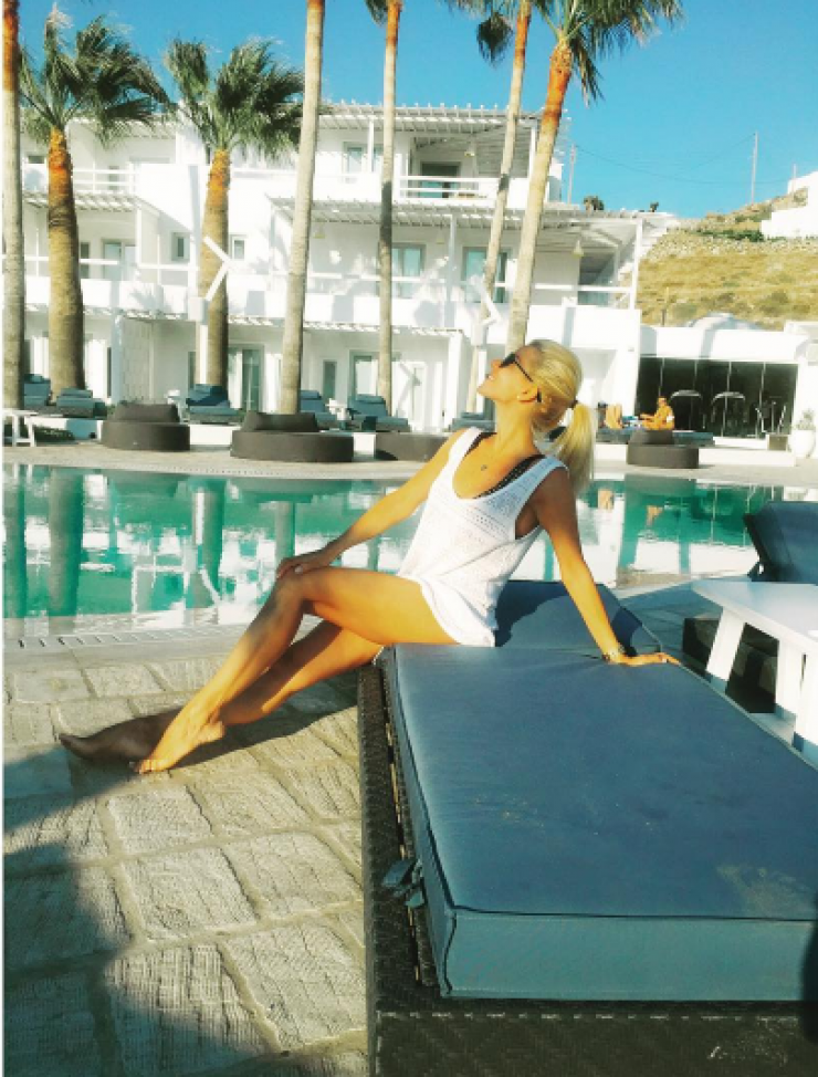 Χριστίνα Δημητρίου: Ποζάρει με την κούκλα μητέρα της στη Μύκονο!