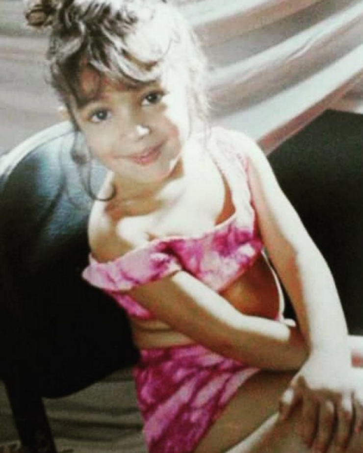 Ποια Κύπρια ηθοποιός είναι το κοριτσάκι της φωτογραφίας που έχει σήμερα τα γενέθλιά της!