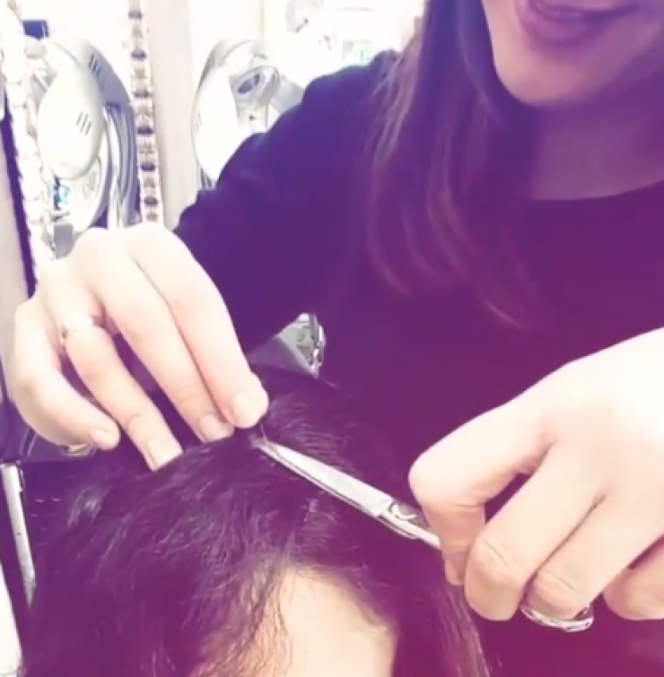 Ακομπλεξάριστη! Επώνυμη Κύπρια μας δείχνει τις άσπρες τρίχες στα μαλλιά της!