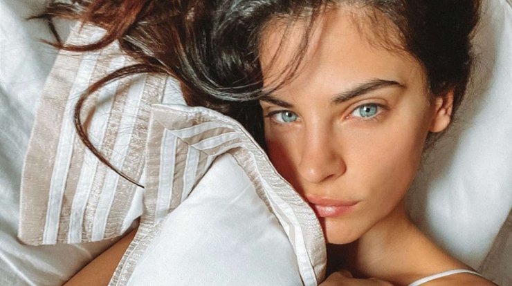 Η Χριστίνα Μπόμπα ποζάρει ως κοκκινομάλλα με καρέ μαλλί και εμείς μένουμε άναυδοι με την ομορφιά της!