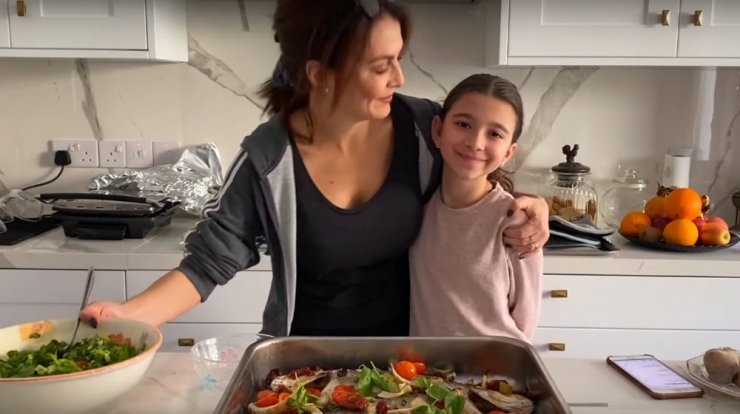 Χριστίνα Παυλίδου: Μπήκε στην κουζίνα με τη μικρή της κόρη και μαγείρεψαν παρέα! [βίντεο]