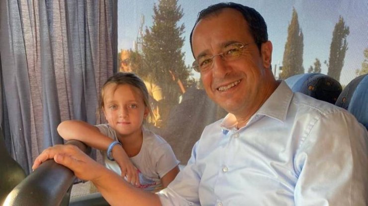 Νίκος Χριστοδουλίδης: Η μικρή του κόρη τον συνόδευσε σε εκδήλωση [εικόνες]