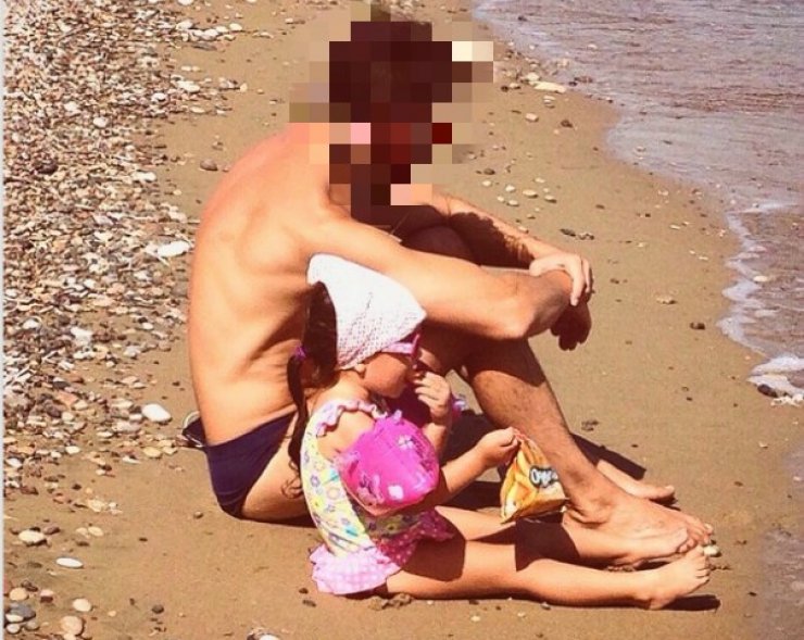 Επώνυμος Κύπριος ποζάρει με την ανιψούλα του σε παραλία της Λεμεσού