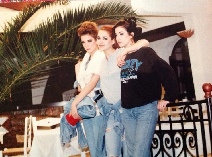 Αναγνωρίζετε τις τρεις καλλονές που ποζάρουν σε ξενοδοχείο της Κύπρου;