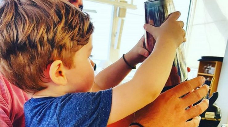 Τον λατρέψαμε! Δείτε τον ενθουσιασμό του γιου Κύπριου παρουσιαστή όταν βλέπει τον μπαμπά του στην τηλεόραση! [βίντεο]