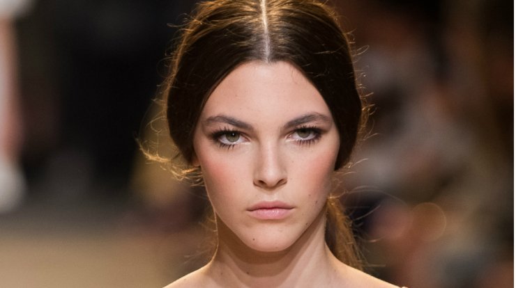 3+1 ιδέες για χτενίσματα με χωρίστρα στη μέση