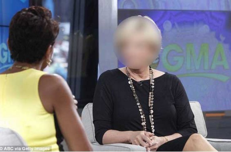 Πασίγνωστη παρουσιάστρια με καρκίνο στο στήθος ξύρισε το κεφάλι της
