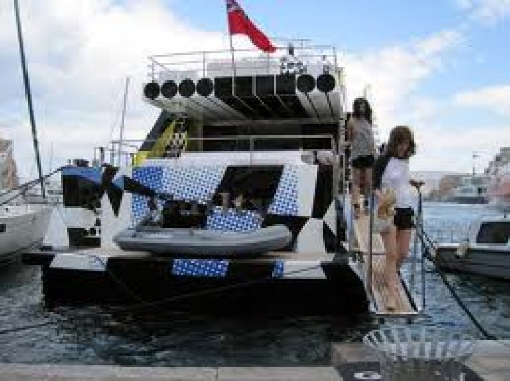 Η αμερικανική Vogue «μυθοποιεί» την κοσμοπολίτισσα του Σαρωνικού Ύδρα – Το απόλυτα cool νησί