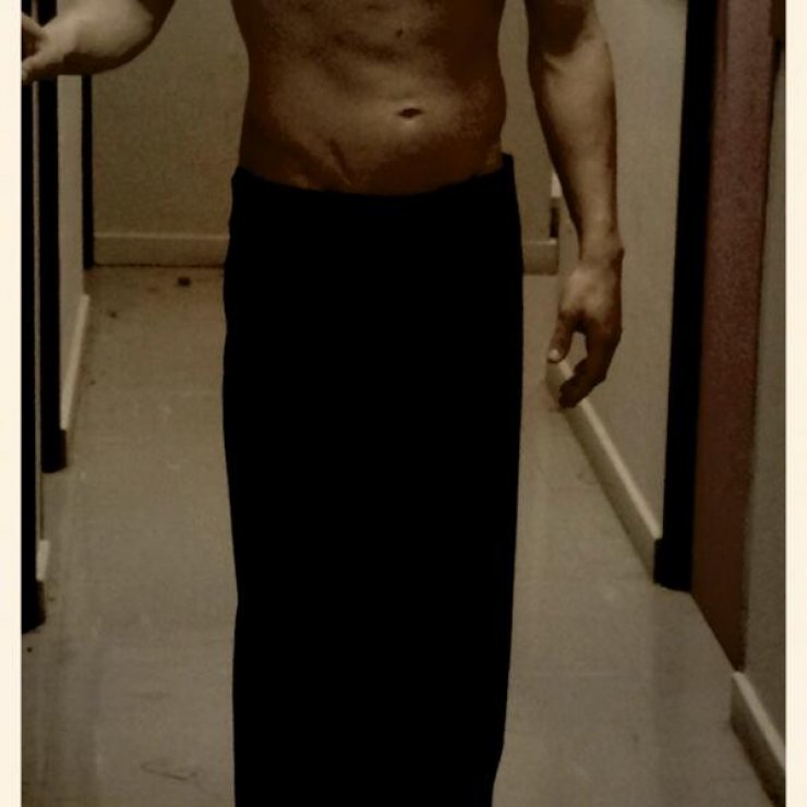 YFSF: Ένας ημίγυμνος άντρας κυκλοφορεί στα παρασκήνια λίγο πριν την πρεμιέρα