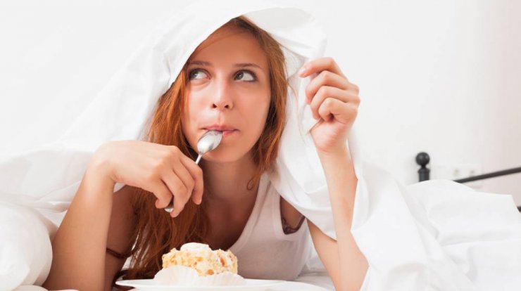 5 τροφές που πρέπει να αποφεύγεις πριν από τον ύπνο