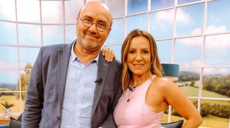 Η Γιώτα Δαμιανού γλίστρησε και έπεσε ενώ βρισκόταν on air! [βίντεο]