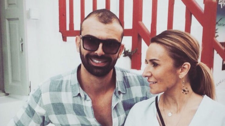 Το πιο ρομαντικό στιγμιότυπο της Γιώτας Δαμιανού με τον σύζυγό της – Χορεύουν ταγκό στον δρόμο!