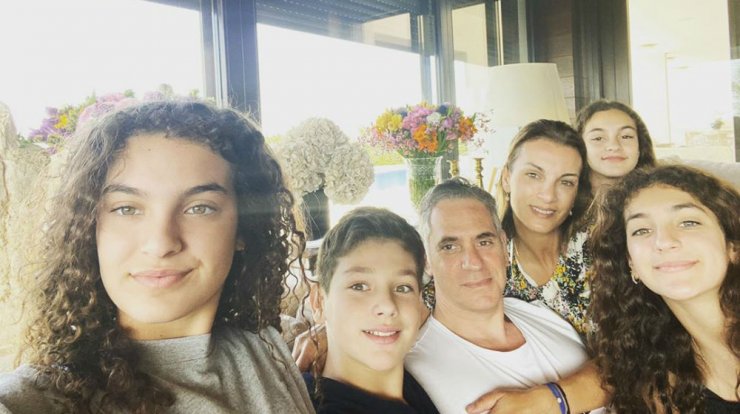 Νικόλας – Γιώτα Παπαδοπούλου: Με μάσκες τα παιδιά τους την πρώτη ημέρα στο σχολείο!