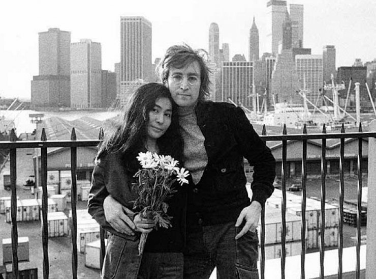 H Γιόκο Όνο προκαλεί;