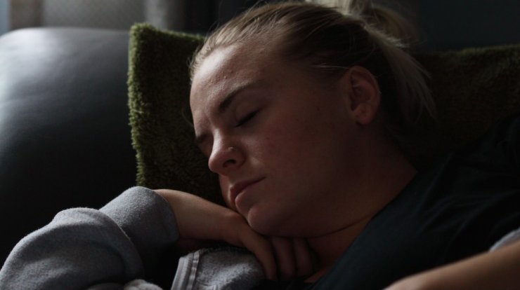 Γιατί νιώθουμε κούραση και υπνηλία μετά από ένα μεγάλο γεύμα; Και πώς μπορούμε να το αποφύγουμε;