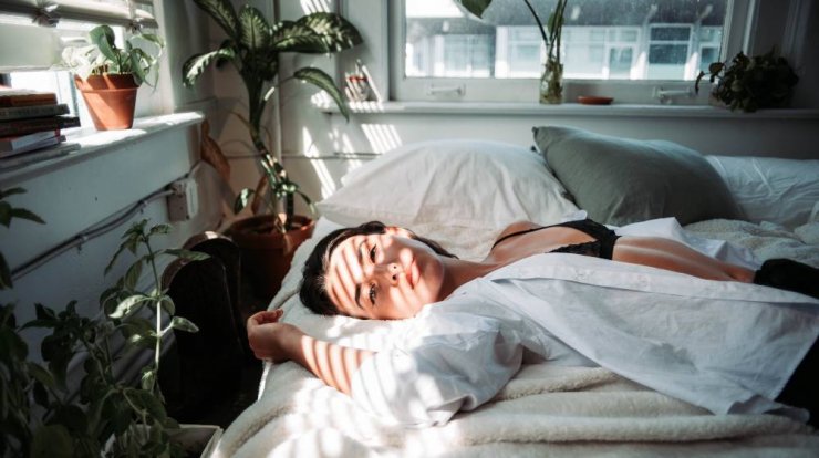 Πέντε tips για να κοιμηθείς καλύτερα όταν κάνει πολλή ζέστη