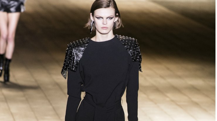 Βελούδο και bejeweled details φόρεσε τα με girly διάθεση