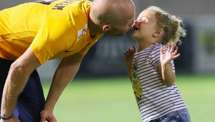 Το συγκινητικό αντίο Κύπριου διεθνή ποδοσφαιριστή αγκαλιά με την σύζυγο και την κόρη τους