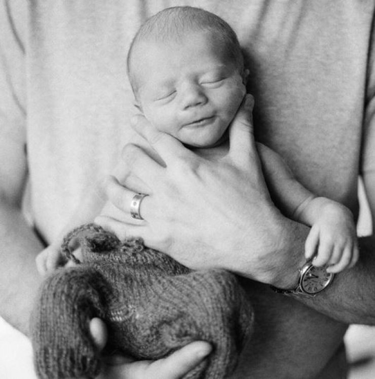 Η πρώτη φωτογραφία του νεογέννητου γιου επώνυμου ζευγαριού!