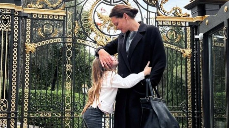 Υβόννη Μπόσνιακ: Την "τσακώσαμε" σε βόλτα με την 8χρονη κόρη της, Ελένη