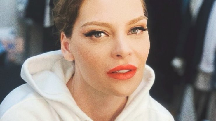 Η Υβόννη Μπόσνιακ μας κάνει ξενάγηση στο ατελιέ της! [βίντεο]