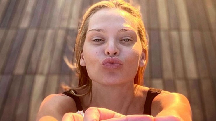 Υβόννη Μπόσνιακ: Η εικόνα με την κόρη της στο αεροδρόμιο και η συνάντηση με την Έφη Παπαϊωάννου στη Μύκονο!