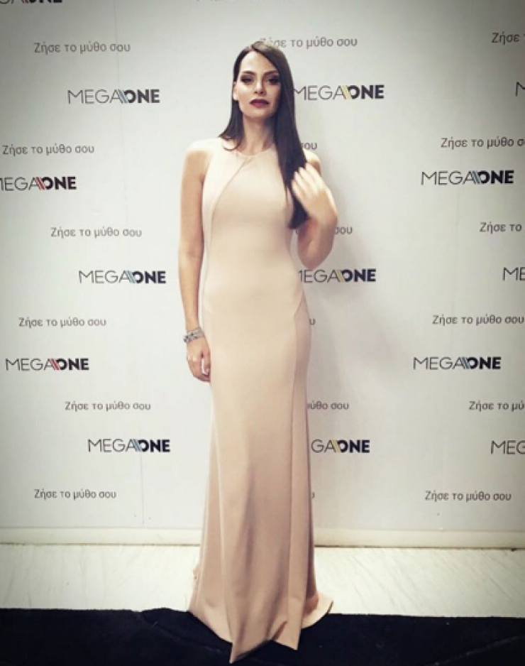 Υβόννη Μπόσνιακ: Δείτε την να κάνει πασαρέλα με κλειστά τα μάτια!