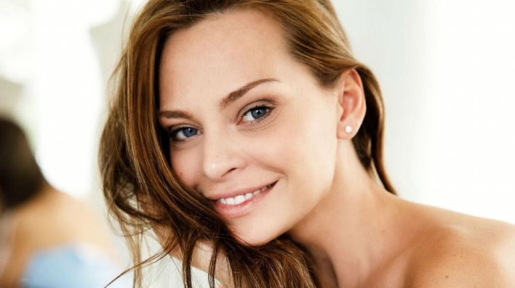 Η Υβόννη Μπόσνιακ ποζάρει με μαγιό και μας δείχνει την πίσω όψη της χωρίς ρετούς! [εικόνες]