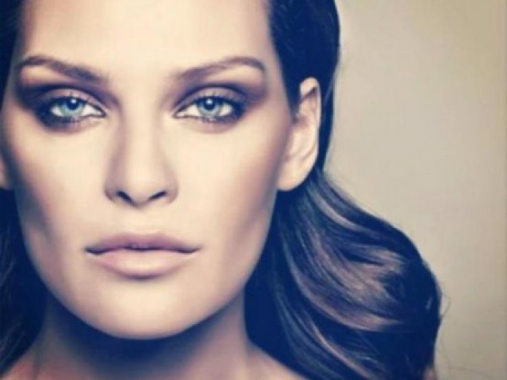 Υβόννη Μπόσνιακ: Ο Αντώνης πήρε τα μολύβια του και τη ζωγράφισε