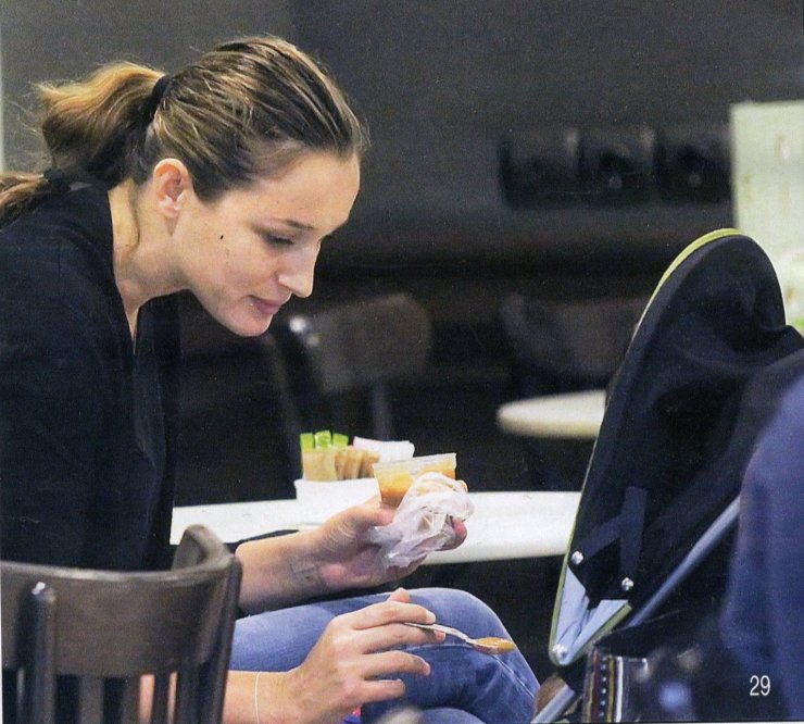 Η Κάτια ταΐζει την οχτώ μηνών κόρη της