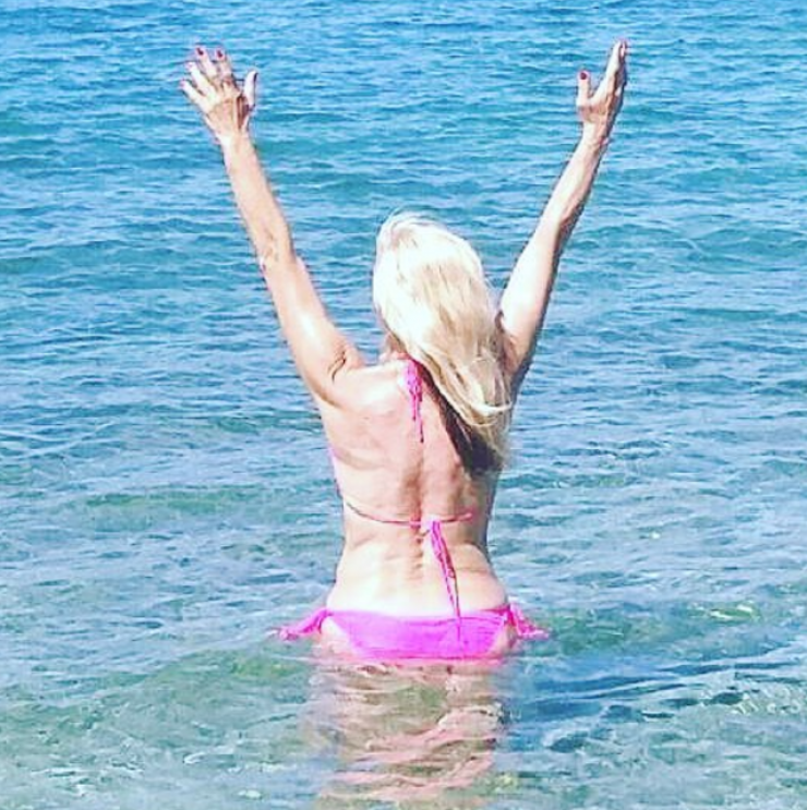 Ακομπλεξάριστη! Ελληνίδα ηθοποιός φωτογραφίζεται με ροζ μπικίνι στα 66 της χρόνια!