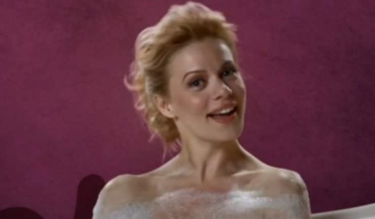 Ζέτα Μακρυπούλια: Γυμνή στη μπανιέρα για το trailer του "Just the 2 Of Us" [video]