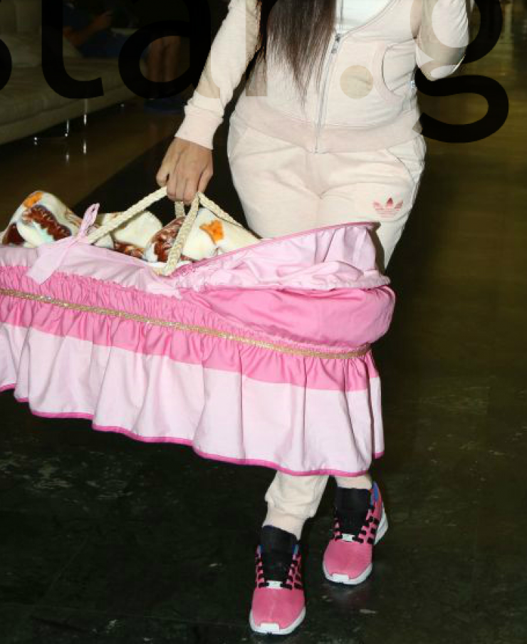 Επώνυμη Ελληνίδα μας συστήνει τη νεογέννητη κόρη της!