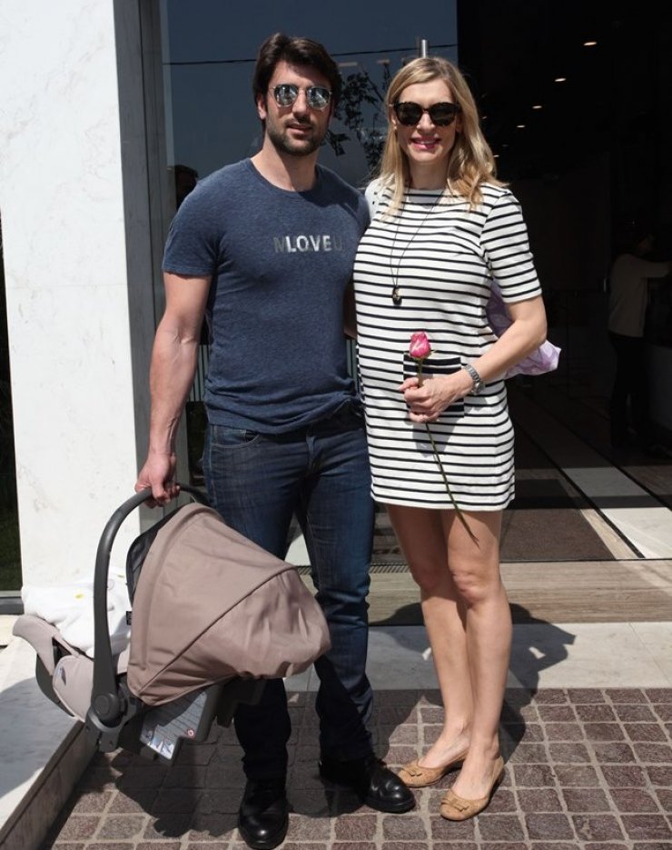 Ζέτα Δούκα: Δείτε τις πρώτες φωτογραφίες από την έξοδό της από το μαιευτήριο!