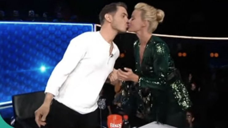 Η έκπληξη της Ζέτας Μακρυπούλια για τα γενέθλια του Μιχάλη Χατζηγιάννη! [βίντεο]