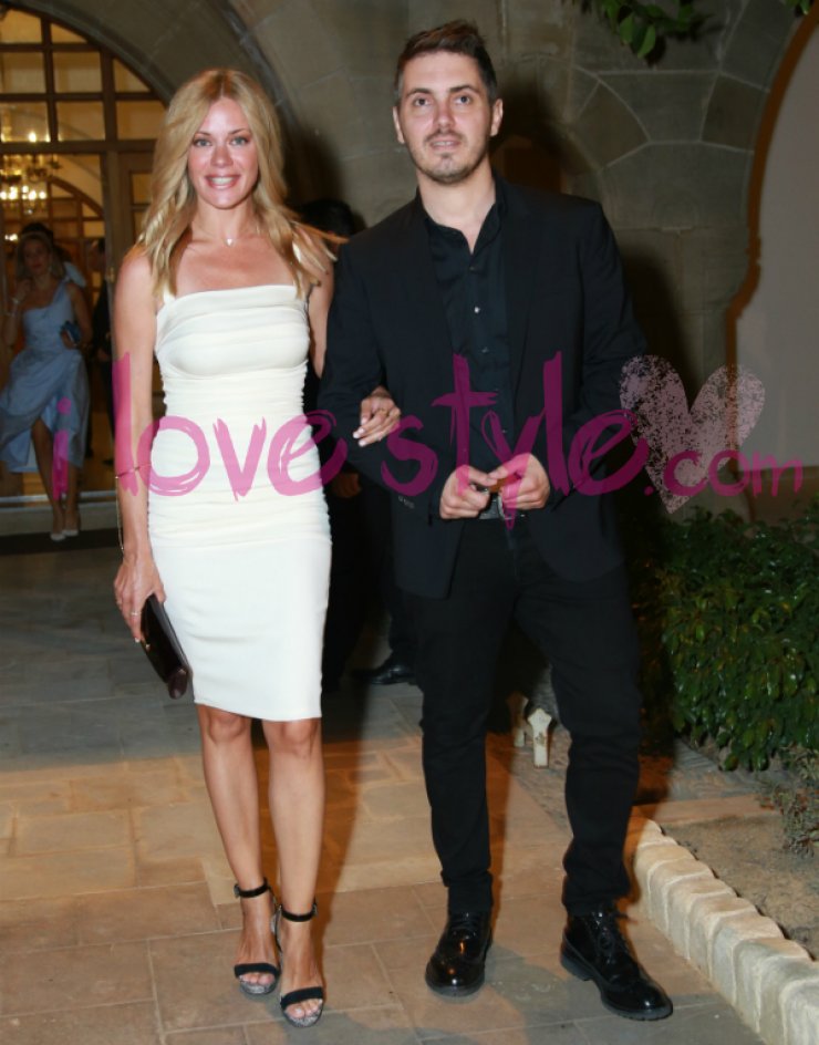 Τρελά ερωτευμένη! Η Ζέτα Μακρυπούλια στην αγκαλιά του Μιχάλη Χατζηγιάννη σε συναυλία του!