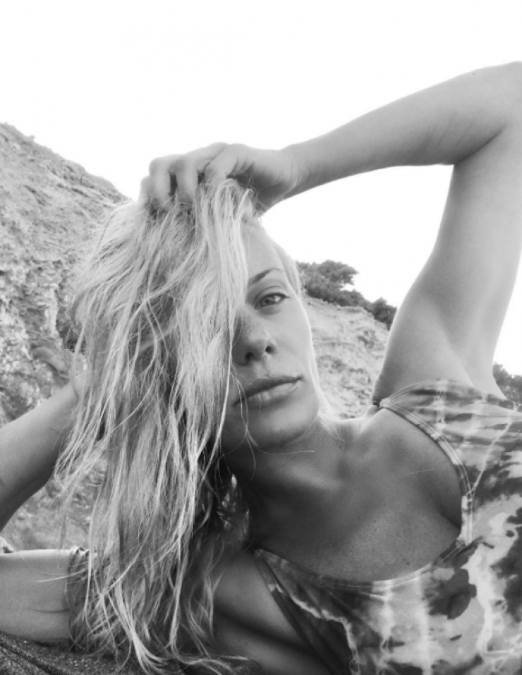 Ζέτα Μακρυπούλια: Δείτε την να χορεύει στην παραλία με μαγιό!