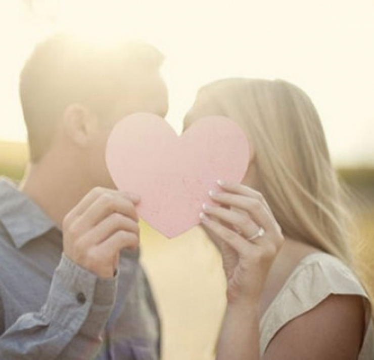 Κάνει καλό στη ψυχολογία των παιδιών η διαχυτικότητα μπροστά τους;