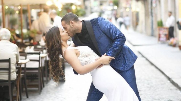 Νιόπαντρο ζευγάρι του νησιού μας έκανε tiktok βίντεο στη Ρώμη με το νυφικό και το κοστούμι! 