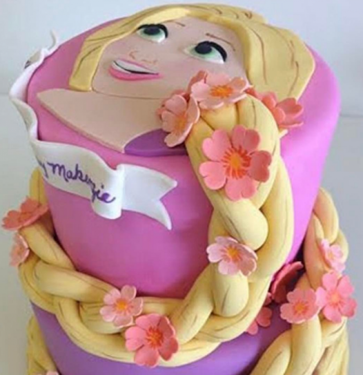 Δεν φαντάζεστε για ποιαν επώνυμη Ελληνίδα ήταν αυτή η τούρτα γενεθλίων!