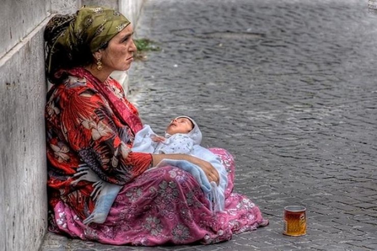 Γιατί τα παιδιά που κρατάνε οι ζητιάνες κοιμούνται συνεχώς; Σοκάρει ο λόγος!