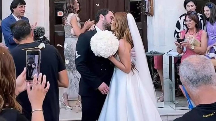 Κύπρια παρουσιάστρια ανέβηκε τα σκαλιά της εκκλησίας και έλαμπε από ευτυχία! [εικόνες & βίντεο]