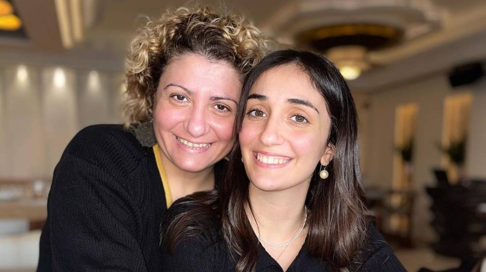 Η κόρη της Θέκλας Πετρίδου εξομολογείται πώς ήταν να μεγαλώνει σε μονογονεϊκή οικογένεια [βίντεο]