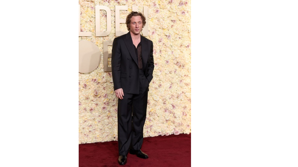 Με Calvin Klein η εμφάνιση του Jeremy Allen White στις Χρυσές Σφαίρες 2024