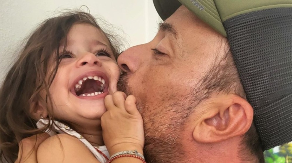 Γιώργος Λιανός: Τον χτενίζει η κόρη του και το απολαμβάνει [βίντεο]