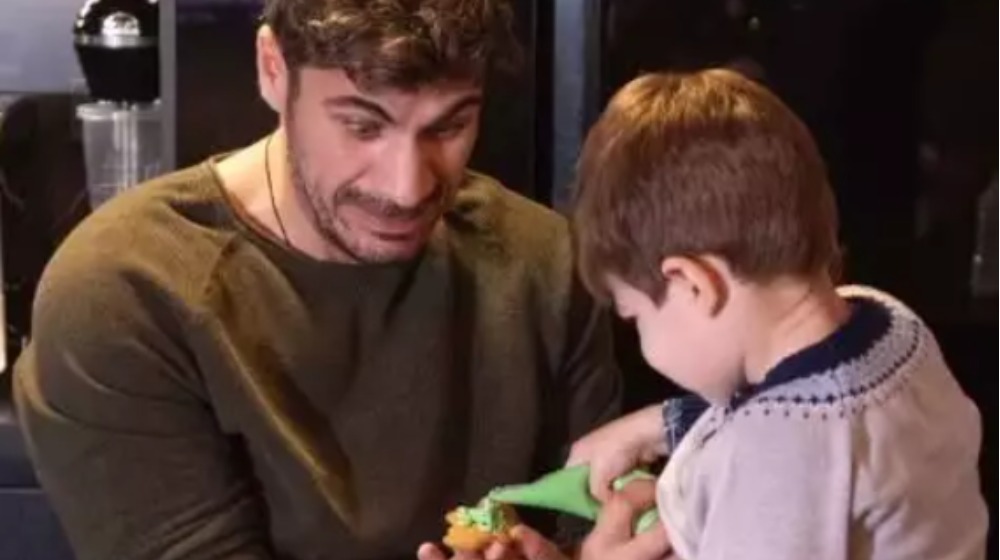 Άκης Πετρετζίκης: Έφτιαξε μαζί με τα παιδιά του χριστουγεννιάτικες λιχουδιές [εικόνα] 