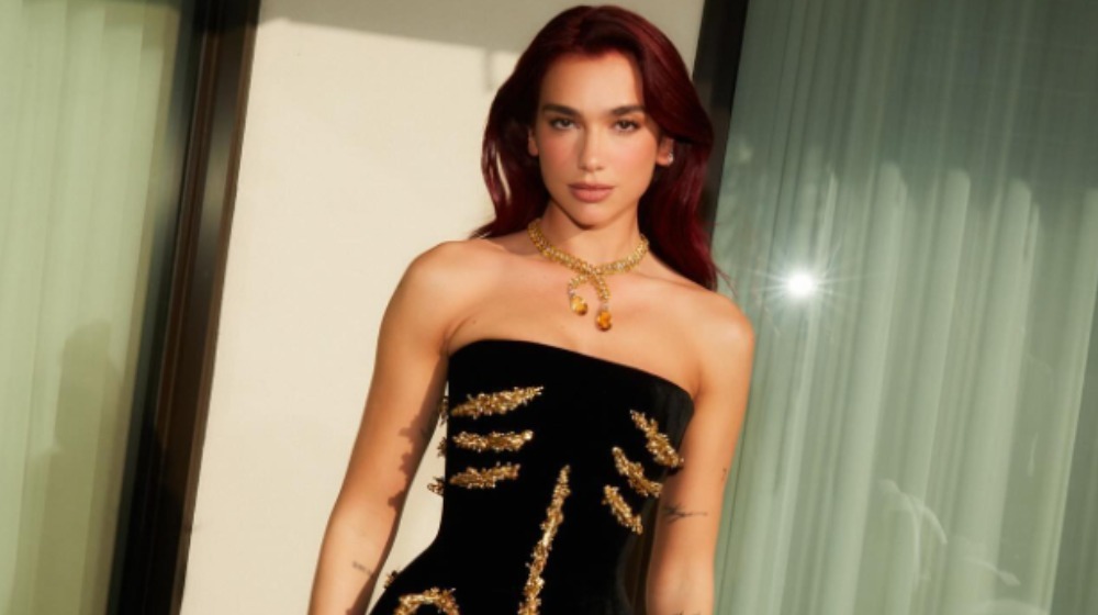 Dua Lipa: Viral γίνεται η προσπάθεια της να καθίσει στα Golden Globes [βίντεο]