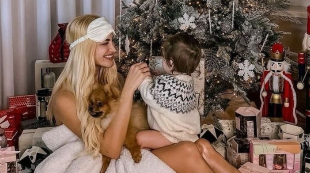 Ιωάννα Τούνη: Η στιγμή που ο μικρός Πάρης χαιρετάει τους followers της μαμάς του [βίντεο]