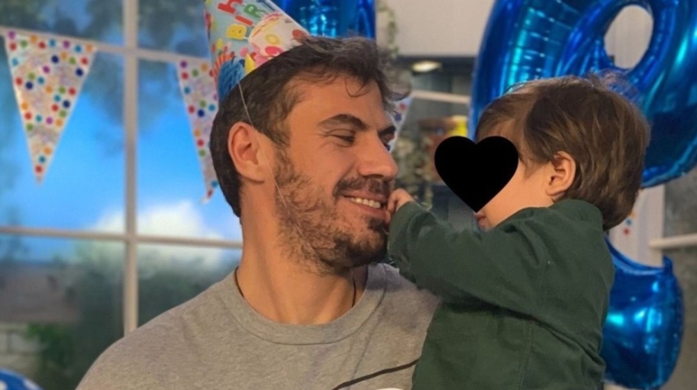 Άκης Πετρετζίκης: Ο γιος του, Αχιλλέας ανοίγει φύλλο για πίτα μαζί με τη γιαγιά του [βίντεο]