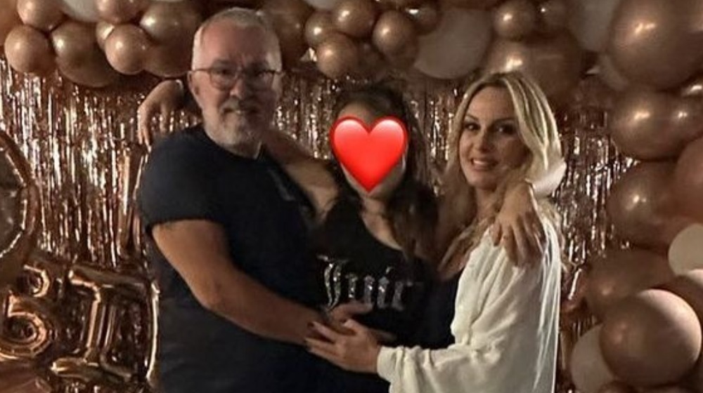 Πέγκυ Ζήνα: Το ομαδικό παιχνίδι στο σπίτι με την κόρη της και το σκυλάκι τους [βίντεο]